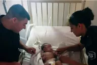 Una mujer policía le salvó la vida a un bebé tras realizarle maniobras de reanimación