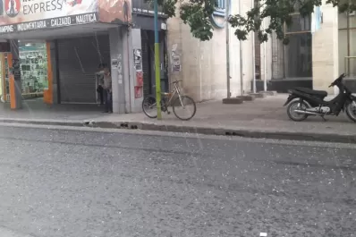 El granizo provocó el anegamiento de seis casas en Trancas