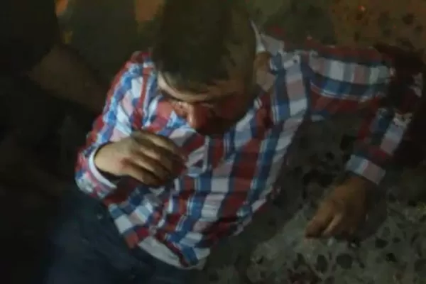 Video: quiso robarle a una joven en Villa Alem y los vecinos lo desfiguraron