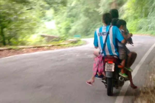 Cuatro personas bajaron el cerro San Javier en una moto: un nene iba colgando