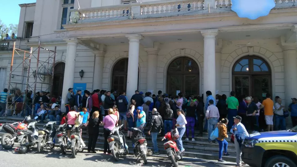 Locura por los pasajes en tren a Buenos Aires: cinco cuadras de cola, enojo e impaciencia