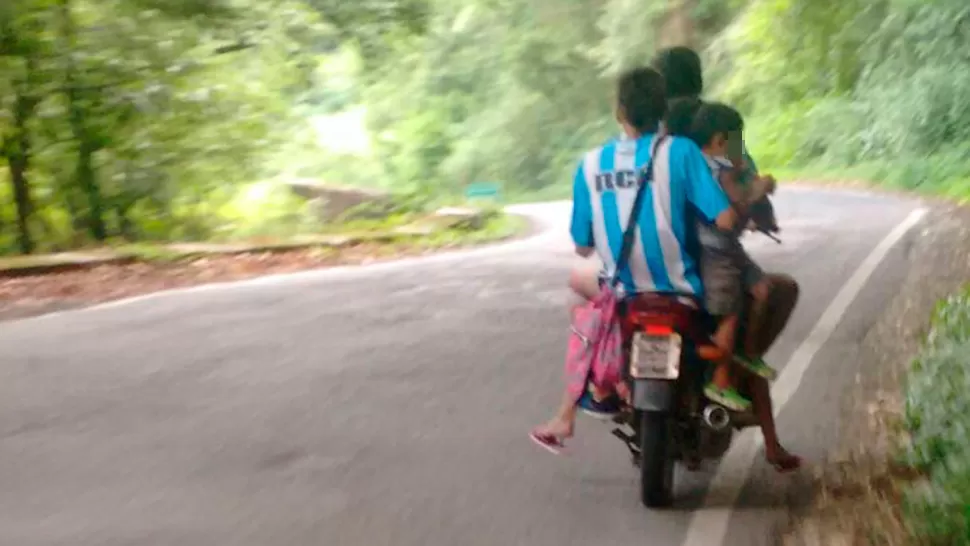 Cuatro personas bajaron el cerro San Javier en una moto: un nene iba colgando
