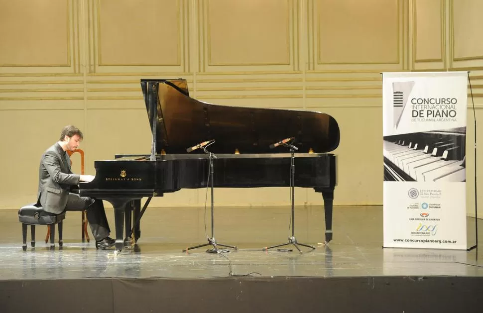 DESAFÍO. El pianista argentino Rodrigo Tavera, en pleno vuelo del Estudio para los ocho dedos, de Debussy.  LA GACETA / FOTO DE ANTONIO FERRONI. 