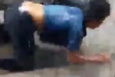 Quiso escapar del granizo y fue atropellado: salió caminando