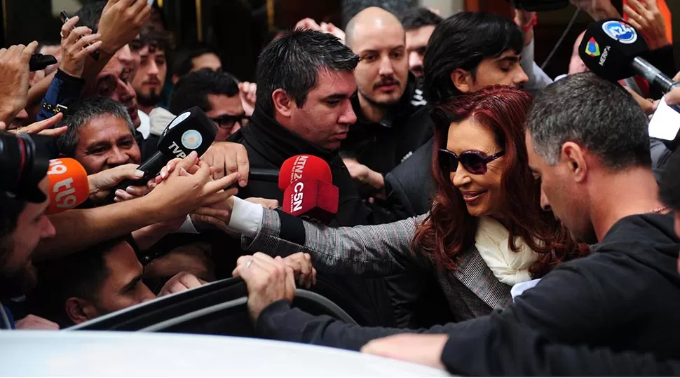 BUENOS AIRES. Cristina Fernández, saliendo de su departamento del barrio porteño Recoleta. ARCHIVO. 