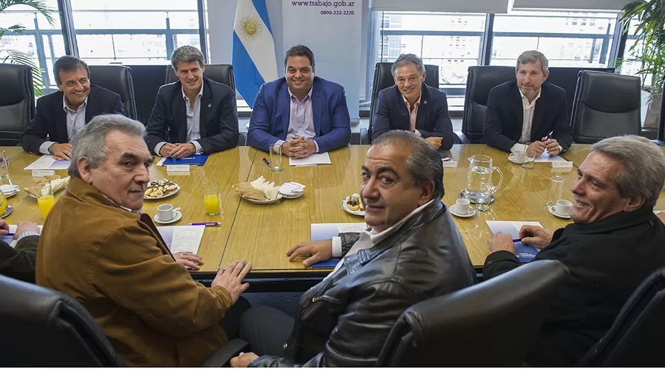 MESA DE DIÁLOGO. Encuentro entre los líderes de la CGT y funcionarios nacionales. ARCHIVO. 