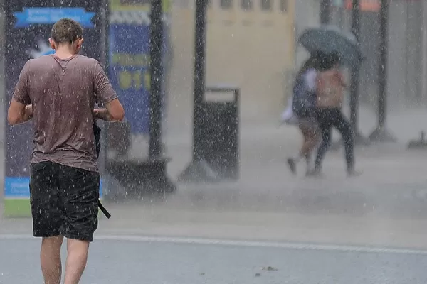 Cargá paraguas y abrigate: la lluvia seguiría todo el día y la máxima no superaría los 20º