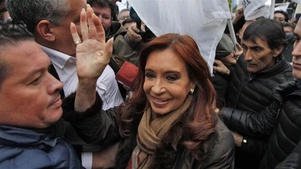 TESTIGO. Cristina Fernández de Kirchner en la puerta del Juzgado en Río Gallegos. FOTO TOMADA DE LA NACIÓN.
