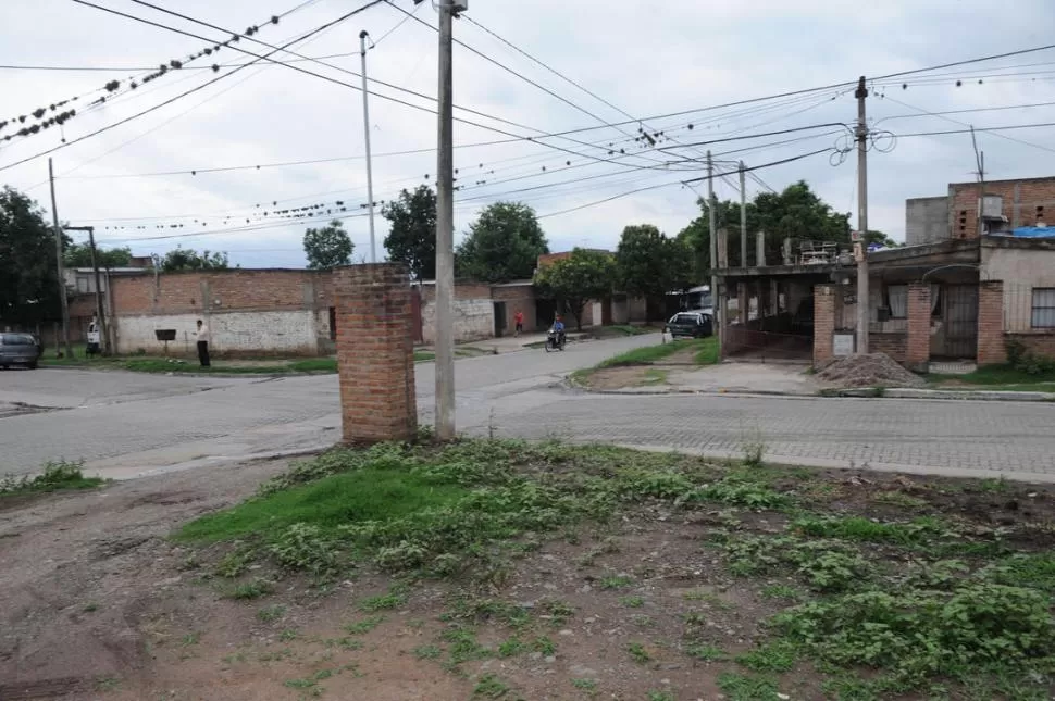 EL LUGAR DE LA TRAGEDIA. El agente Meyer fue atacado cuando regresaba a su casa de Villa Mariano Moreno. la gaceta / foto de FRANCO VERA