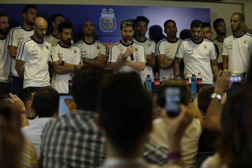 VOZ DE MANDO. Como capitán y símbolo del seleccionado que es, Lionel Messi comunicó durante la conferencia de prensa pos 3-0 a Colombia la decisión de los jugadores de no hablar más con la prensa. dyn 