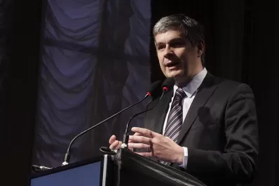 Sigue la pelea por el modelo económico del Gobierno: Peña defendió a Prat-Gay