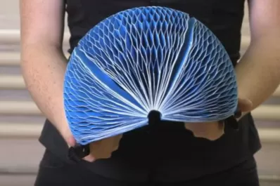 Conocé al primer casco para bicicleta plegable y biodegradable