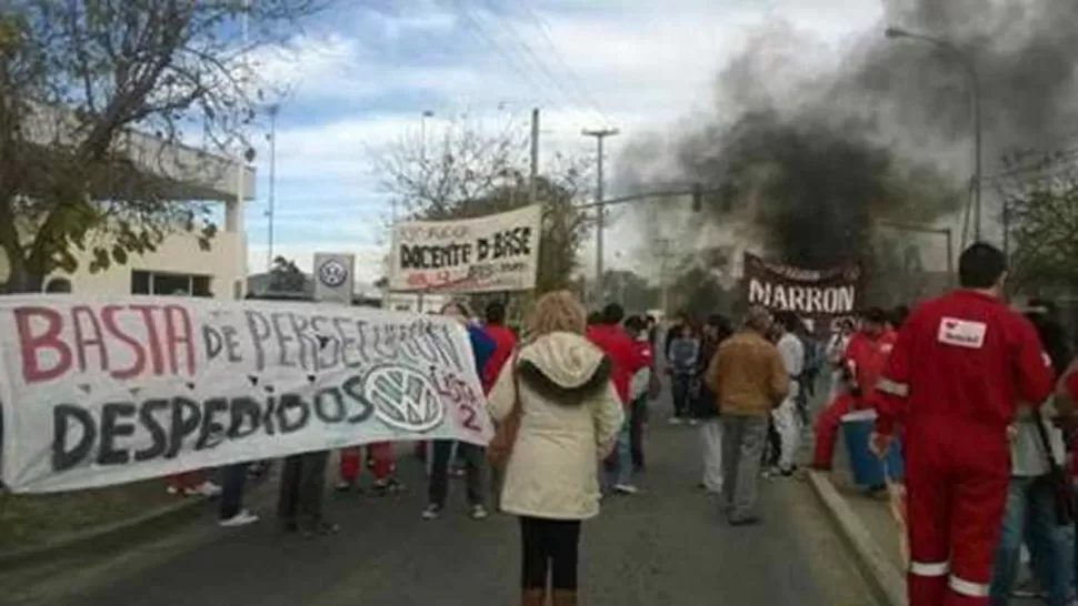 DESPIDOS. Protestas en la Argentina, dos años atrás. FOTO TOMADA DE LAVOZ.COM.AR