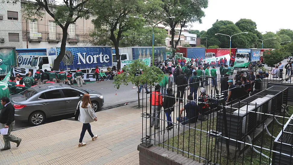 NADIE PASA. Decenas de camiones de distintos rubros bloquearon la avenida Sarmiento. LA GACETA / FOTOS DE MATÍAS QUINTANA