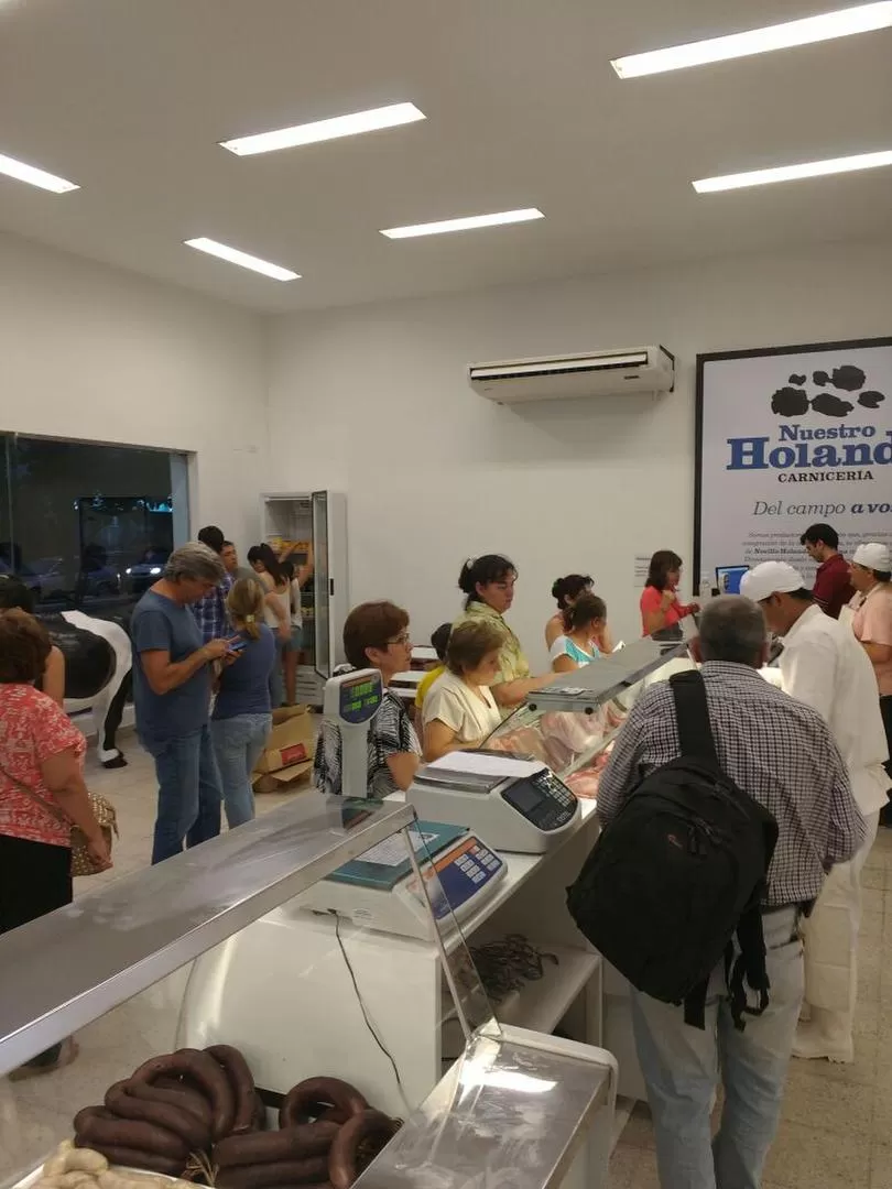 AL PÚBLICO. Los tucumanos mantienen activas las ventas en el mostrador. 