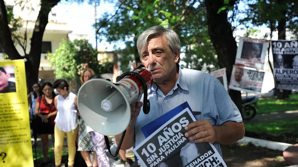 ALBERTO LEBBOS. El padre de Paulina encabezando una de las marchas en contra de la impunidad. LA GACETA/ INÉS QUINTEROS ORIO