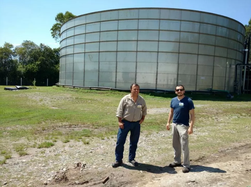 EN TUCUMÁN. El licenciado Federico Molina y el doctor Daniel Machado, los investigadores del proyecto de biodigestores instalados en la industria citrícola.  