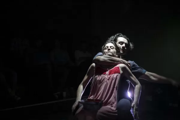 Dos hermanos se enfrentan a una verdad conflictiva