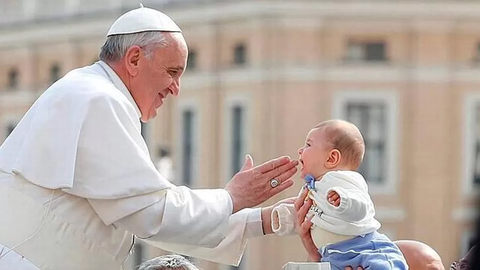 CONTRA EL ABORTO. El Papa Francisco saluda a un bebé en la plaza de San Pedro. FOTO TOMADA DE ABC.ES