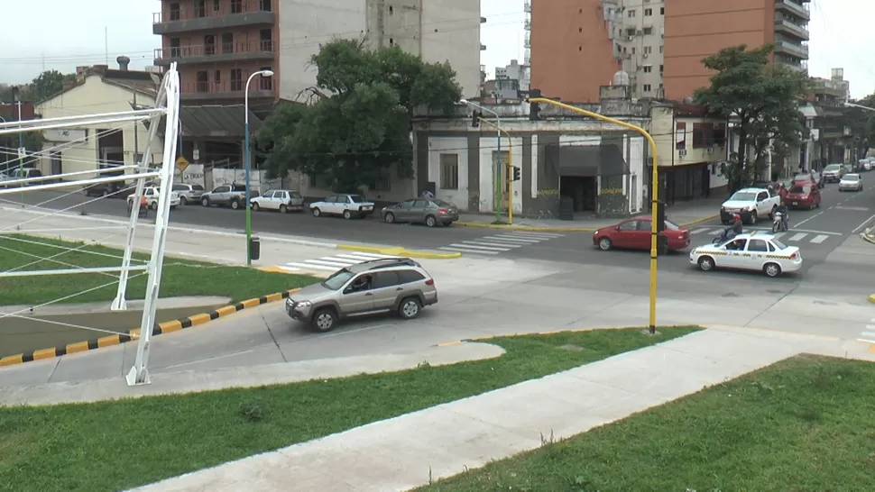 GIRO A LA IZQUIERDA. Los conductores que circulan por Marco Avellaneda deben girar para tomar el túnel. CAPTURA DE VIDEO