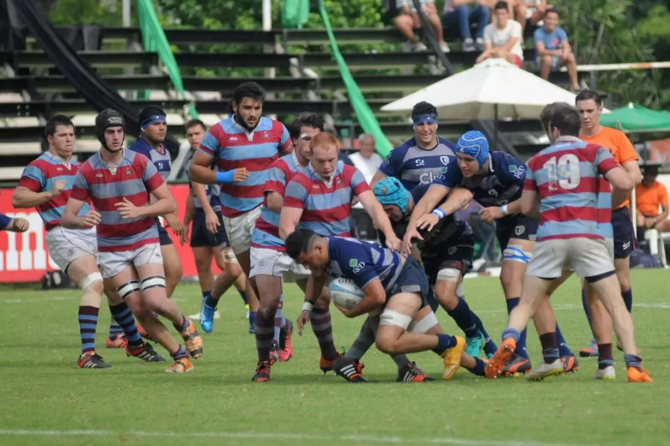 CONTACTO. Atlético del Rosario propuso juego abierto y Universitario le respondió con la dureza de sus forwards. Fue una final muy pareja, que pudo ser para los dos. la gaceta / foto de Analía Jaramillo