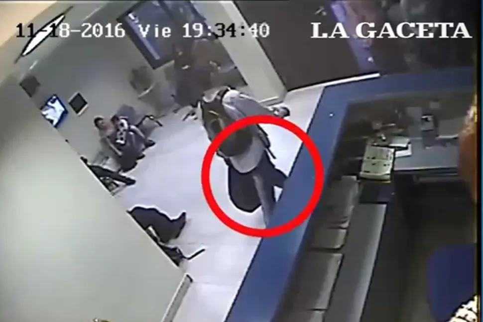 REGISTRADO. El supuesto ladrón se retira del lugar con una mochila en la mano. FOTO CAPTURA DE VIDEO.