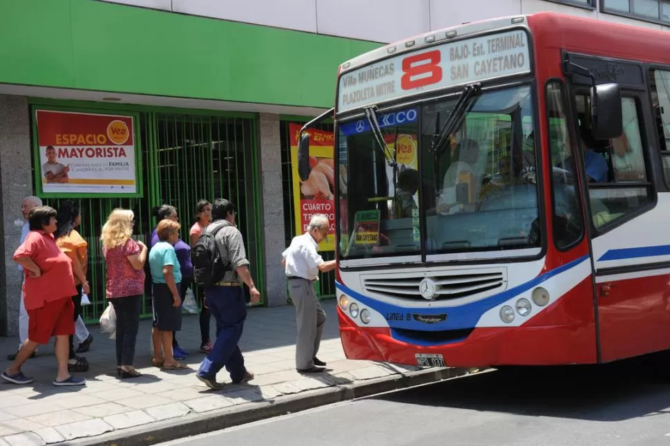 PLANTEO. La suba en la tarifa de los ómnibus urbanos podría regir en 2017. la gaceta / foto de josé nuno (archivo)