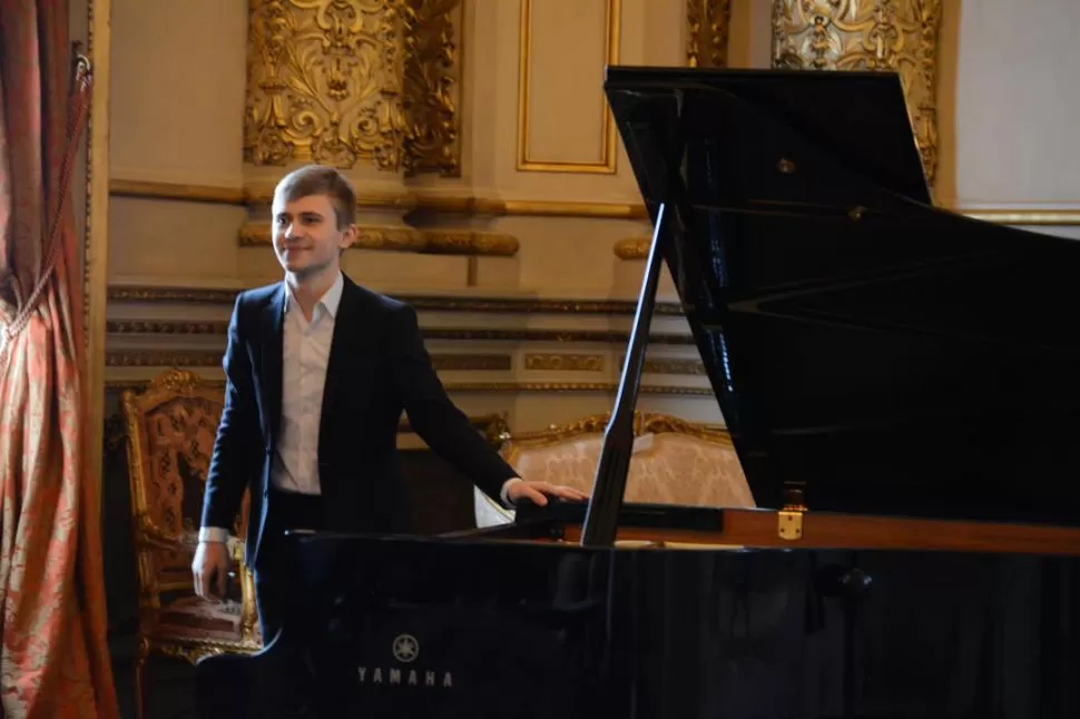 EL GANADOR Y SU INSTRUMENTO. El ucraniano Dmytro Choni recibe los aplausos del público luego de interpretar Ginastera en el piano Yamaha. Foto Ente Cultural de Tucumán.-