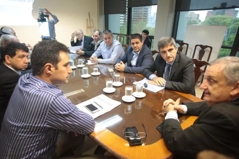 EN LA CÁMARA. Ruiz Olivares, desde la cabecera, preside la reunión de Hacienda. A su derecha está el funcionario Yedlin, quien expuso el proyecto. prensa Legislatura