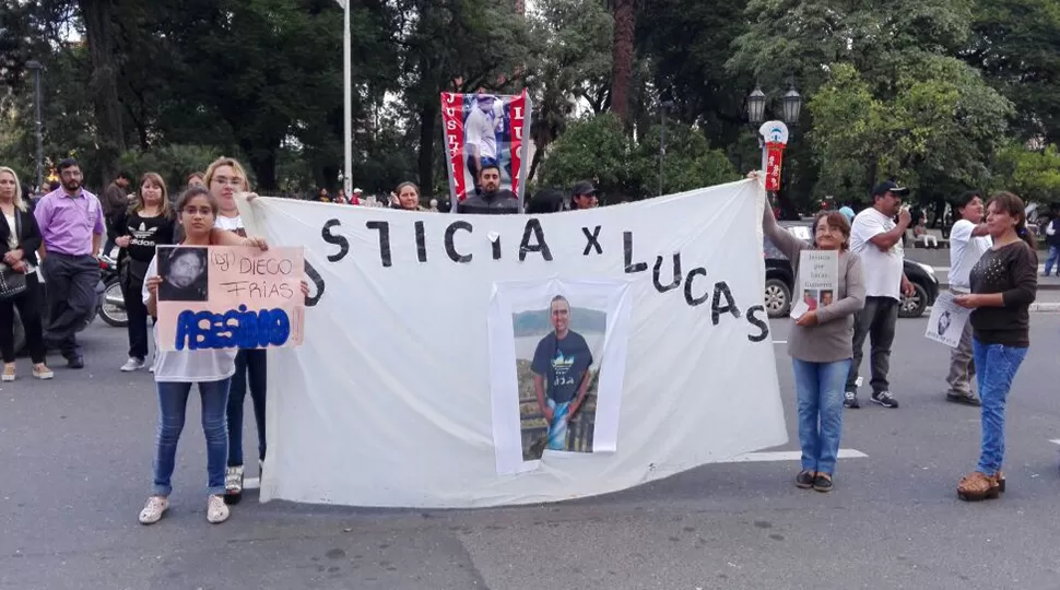 DEMANDA. Familiares del cartero reclamaron en el plaza Independencia. LA GACETA. 
