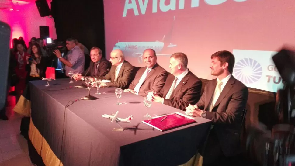 MANZUR Y EFROMOVICH. El gobernador y el CEO de Avianca (ambos al centro) firmaron el convenio en la Sociedad Rural. LA GACETA / TOBÍAS FERNÁNDEZ