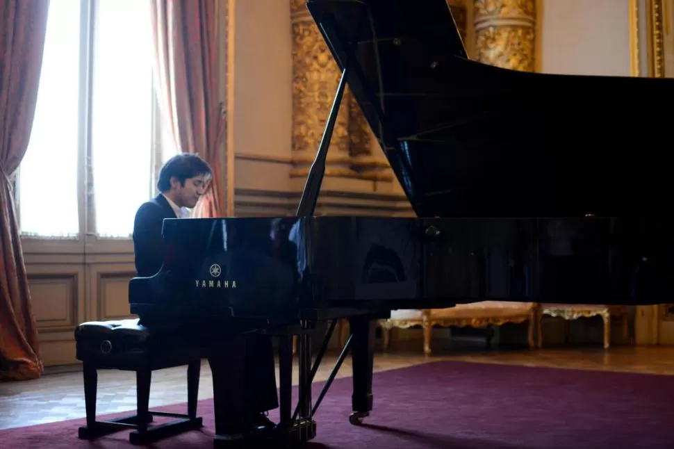 LA DESPEDIDA. El pianista Sergio Escalera Soria nació en Bolivia, obtuvo el segundo premio en el concurso tucumano y el lunes tocó en el Colón. Prensa Ente Cultural de Tucumán.-
