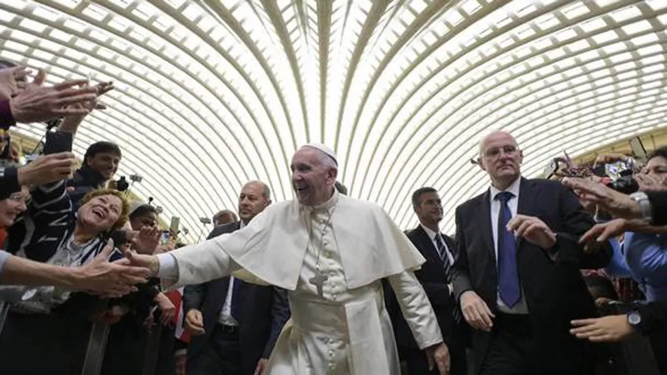 PAPA FRANCISCO. El pontífice, sonriente, en El Vaticano. FOTO TOMADA DE CLARIN.COM