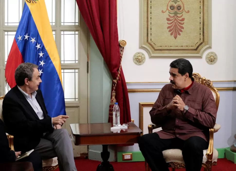 EL FACILITADOR. Rodríguez Zapatero acompañó ayer a Maduro, en el anuncio que hizo para alejar los temores de fracaso del diálogo político. Reuters