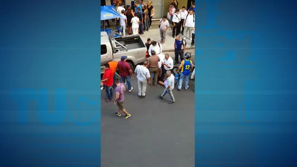 EL MOMENTO DE LA GOLPIZA. Una multitud rodea a los presuntos ladrones. CAPTURA DE VIDEO