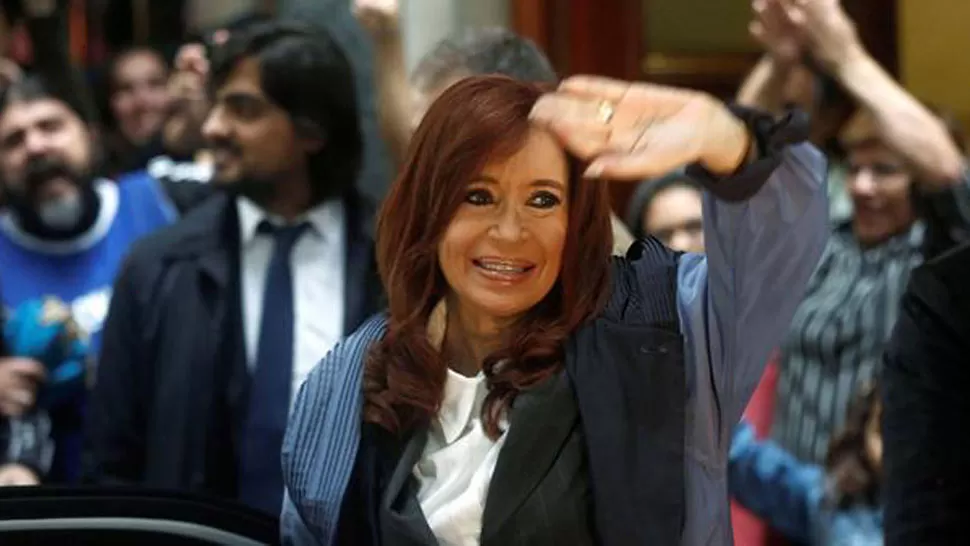 CRISTINA. La ex presidenta, durante uno de sus viajes a Buenos Aires para presentarse en Tribunales. FOTO TOMADA DE LANACION.COM.AR