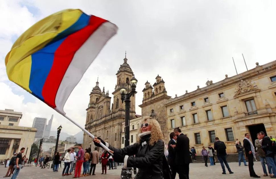 ALEGRÍA. Los colombianos se concentraron ayer en la Plaza de Bolívar.  