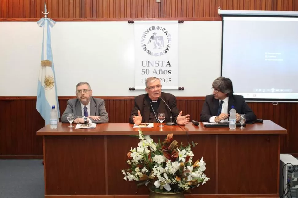 APERTURA. Luis Raúl Alcaide (rector de la Unsta); Alfredo Zecca (arzobispo) y Luis Velasco (profesor de la UCA).   