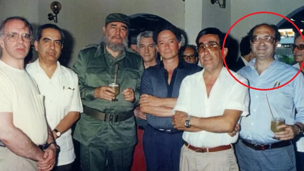 ENTRE TODOS. A la derecha, César Chelala junto a Fidel Castro
