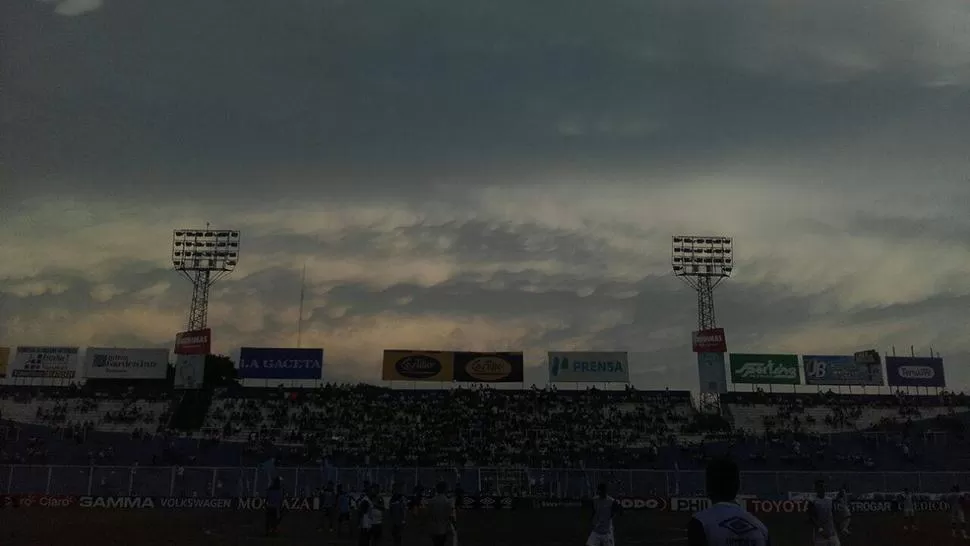 El cielo se hizo gris en la antesala al partido de Atlético