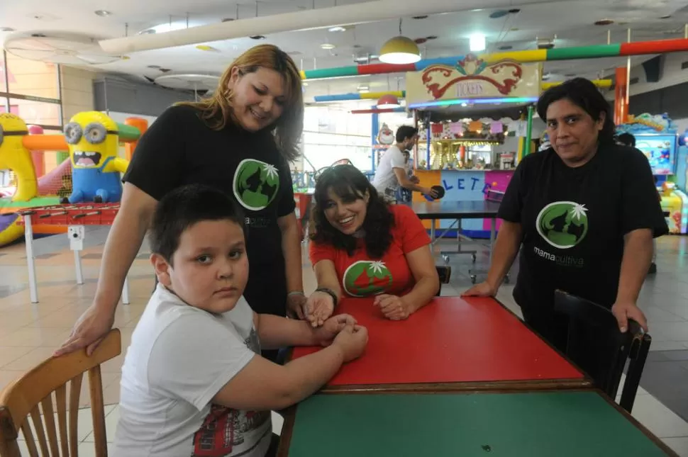 ESPERANZADAS. Eliana, Mónica y Fanny muestran las mejoras que tuvo Santiago, que sufre autismo. la gaceta / FOTO DE ANTONIO FERRONI.