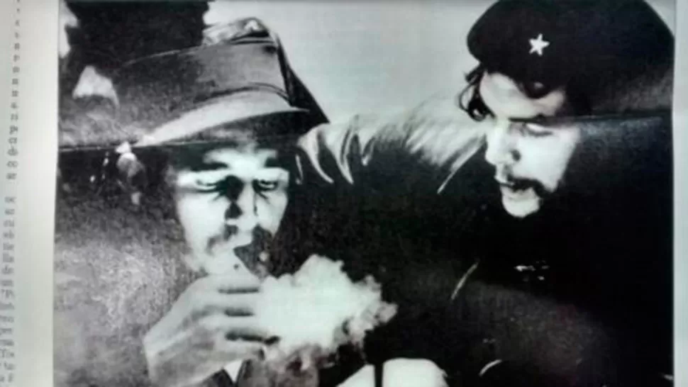 UNA AFICIÓN. La imagen, que data de 1955, muestra uno de los placeres de Fidel Castro y Ernesto Guevara: fumar los tradicionales puros cubanos. FOTO DE ARCHIVO