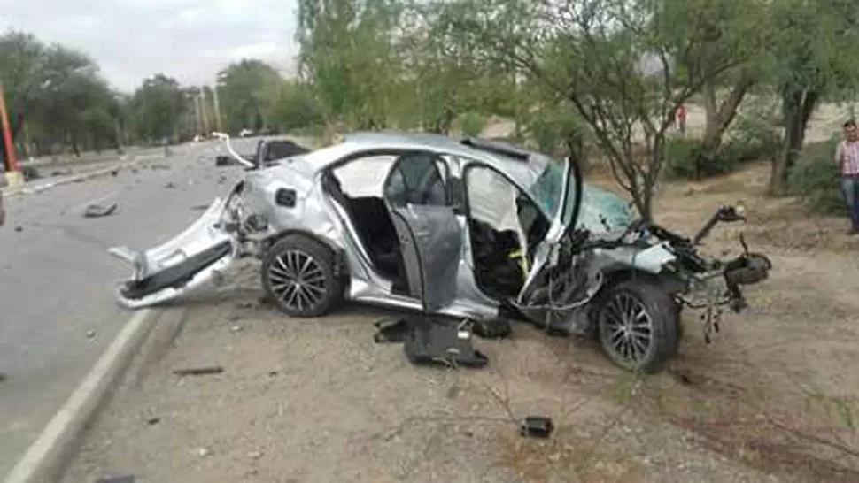 TRAGEDIA. Así quedó el auto luego del accidente. FOTO ENVIADA A LA GACETA WHATSAPP.