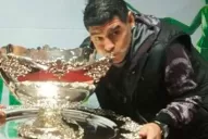 Esto es para los que me decían 'mufa', dijo Maradona junto a la Copa Davis