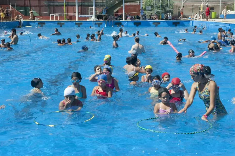 UN CLÁSICO DE TODOS LOS VERANOS. El complejo Ledesma y su piscina es uno de los lugares preferidos de los niños y jóvenes para pasar las vacaciones. la gaceta / foto de FLORENCIA ZURITA (archivo)