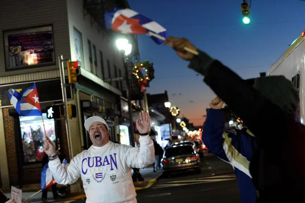 SE TERMINÓ. Cubanos residentes en Nueva Jersey, EEUU, muestran su algarabía por la muerte de Fidel.  