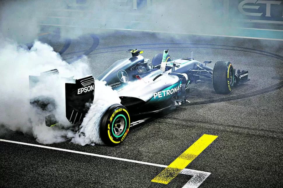 QUEMANDO CAUCHO. Rosberg acelera su Mercedes, dejando sus huellas en el asfalto del circuito de Abu Dhabi. 