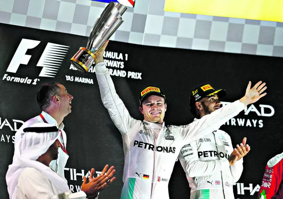 EL HOMBRE MÁS FELIZ. Nico subido al podio; detrás Hamilton, su rival vencido. 
