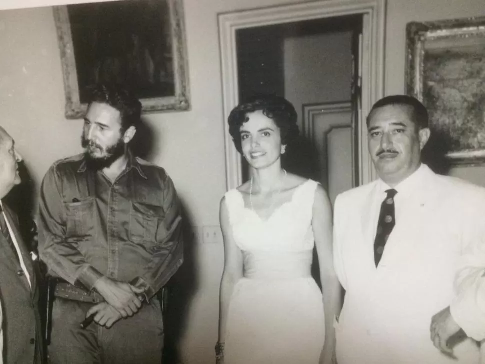 DÍA INOLVIDABLE. Fidel Castro, Yolanda Orti y su esposo, el diplomático Arturo Cueto, durante la presentación oficial ante funcionarios de la Revolución. foto gentileza de yolanda orti