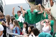 Video: cientos de hinchas de Chapecoense rezan en el estadio por la tragedia